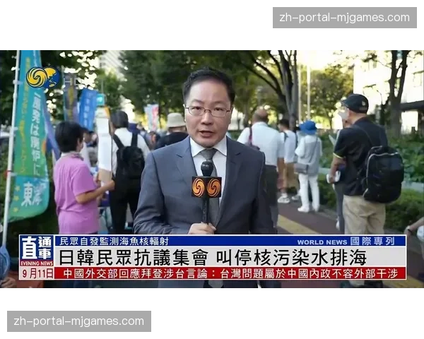 现场播报员介绍选手出场，观众反应两极化